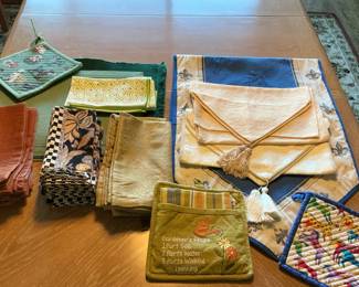 Lot 71: Assorted Table Linens and Fabric Kitchen Accessories
