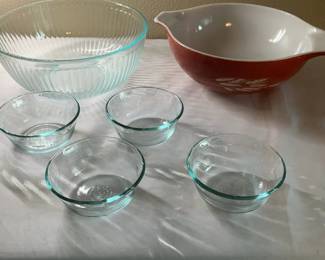 Lot 31: Pyrex Bowls