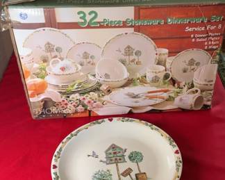 Lot 51: Thomson Pottery 32-Piece Stoneware Dinnerware Set NEW in BOX
