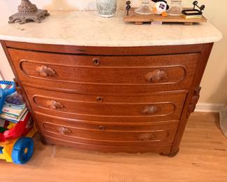 ntique-Style Marble-Top Dresser – Gorgeous wooden dresser with three drawers, decorative hardware, and marble top. and mirror