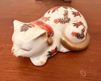 Porcelain Sleeping Cat Figurine – Decorative sleeping cat featuring delicate floral details.