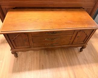 Vintage Lane Cedar Chest – Classic wooden Lane cedar storage chest.