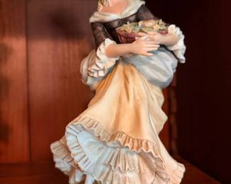 Vintage Porcelain Figurines – Decorative figures depicting a young man and woman in period clothing.