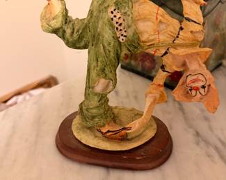 Collectible Clown Figurine – Whimsical decorative clown collectible.