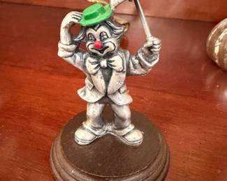 Collectible Clown Figurine – Whimsical decorative clown collectible.