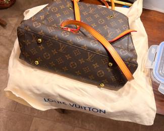 Louis Vuitton Monogram Handbag – Classic Louis Vuitton-branded monogram handbag with coordinating accessories.