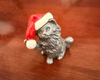 Christmas Cat Figurines – Festive collectible cat decorations.