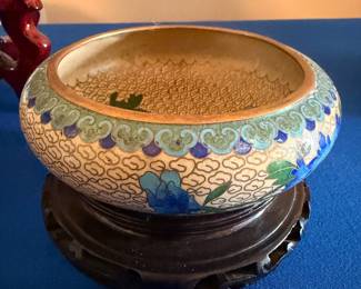 Asian Cloisonné-Style Enamel Bowl – Beautiful floral enamel bowl displayed on a wooden stand.