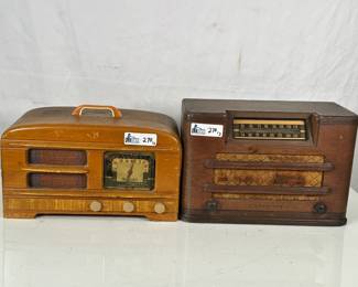 Lot 270: Lot of 2 Collectible Tube Radios including Silvertone 7035 AM Radio, Packard Bell 65a AM Radio