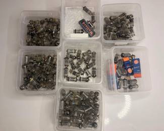 Lot 615: Lot of Assorted 12DW7, 5814, 12AU7, 12AT7 Vacuum Tubes