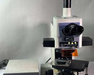 Lot 75: Nikon Eclipse E800M Trinocular Microscope System w/ V-PS100DU-2 Power Supply