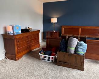 Traditional Cherry Finish Bedroom Set