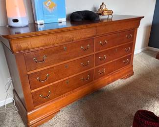 Traditional Cherry Finish Bedroom Set second image