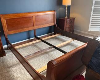 Traditional Cherry Finish Bedroom Set fourth image