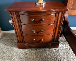 Traditional Cherry Finish Bedroom Set third image