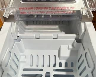 Insignia Portable Ice Maker third image
