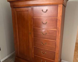 Traditional Cherry Finish Bedroom Set fifth image