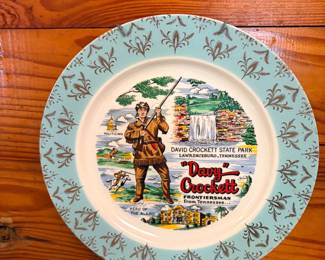 vintage ceramic souvenir and collector plate featuring Davy Crockett and David Crockett State Park in Lawrenceburg, Tennessee