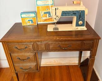 vintage Singer Touch & Sew Special Zig-Zag Model 638 sewing machine, featuring an off-white and blue color scheme