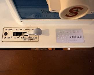 vintage Singer Touch & Sew Special Zig-Zag Model 638 sewing machine, featuring an off-white and blue color scheme