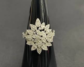 Lot 500h Sterling silver ring with CZ floral cluster