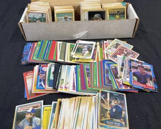 121 Lot 396h Large lot of vintage baseball cards
