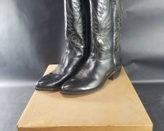 Lot 609 Pair of 9.5 D western boots made in the USA