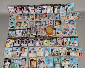 Lot 285 Group of vintage Topps baseball cards
