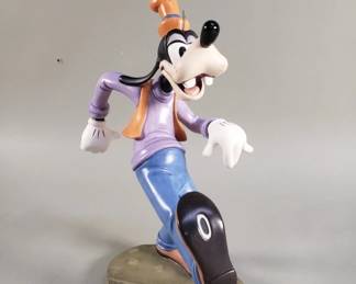 197 Lot 347 Disney Classics Goofy Oh the World Owes Me a Livin figurine