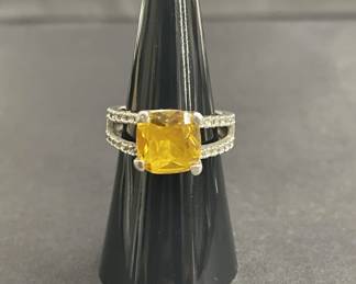 Lot 560h Sterling silver ring with yellow cushioncut CZ
