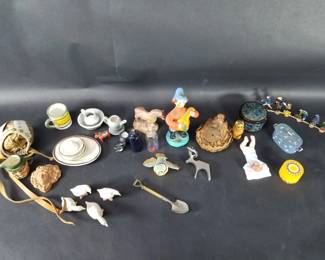 Lot 574 Box of nicknacles