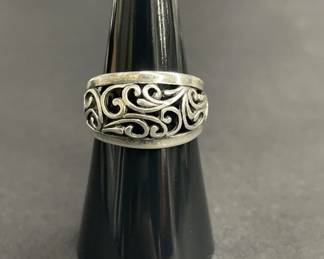 Lot 565h Sterling silver band ring with openwork scroll