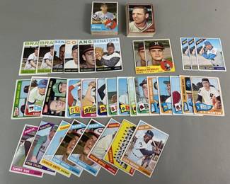 Lot 286 Group of vintage Topps baseball cards