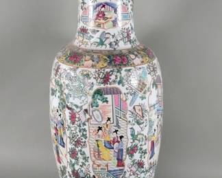 097 Lot 152 Chinese famille rose porcelain vase