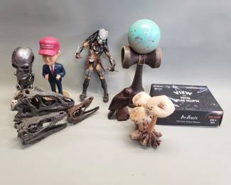 Lot 562 Box of miscellaneous action figures, bobble