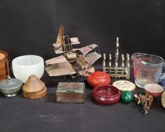 Lot 600 Box of miscellaneous coasters, trinket box,