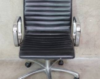 182 Lot 450 Crate Barrel fauxleather and metal hydraulic office chair