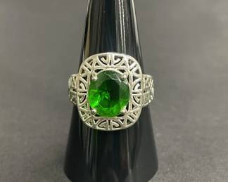 Lot 750h Sterling silver ring with green CZ filigree