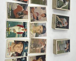 077 Lot 253 Group of 1957 Topps baseball cards