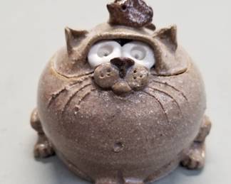 Lot 528 A. Reimis 1986 ceramic catmouse box