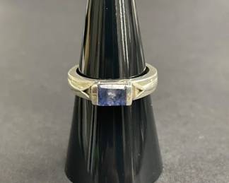 Lot 670h Sterling silver with blue squarecut stone