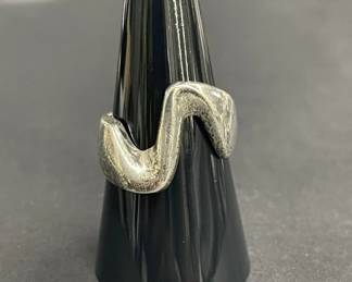 Lot 575h Vintage sterling silver ring