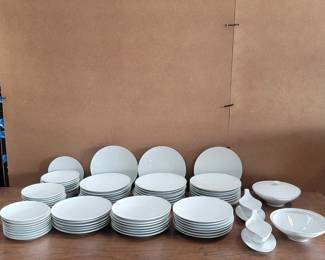 194 Lot 619 Heinrich Co. Bavaria 83piece porcelain dinnerware group