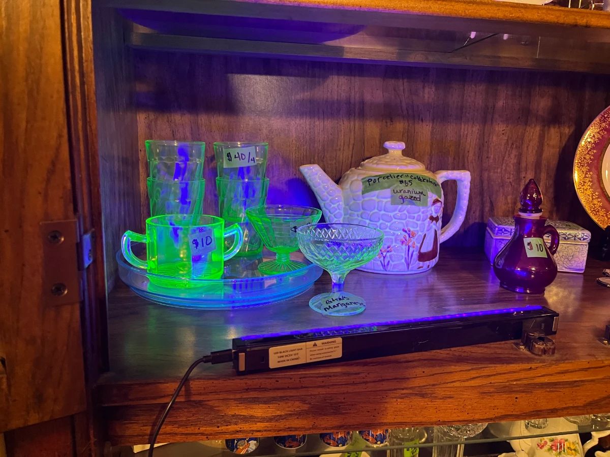 Uranium and manganese glass and porcelain