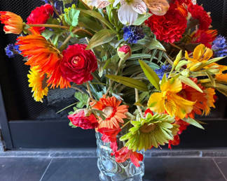 Lot 90: Mixed Floral Arrangement in Glass Vase
