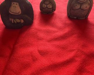 Lot 32: Signed Artesenia Riconada Three carved wooden gorilla figurines