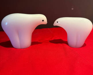 Lot 23: Pair of white art glass polar bear bear-shaped figurines