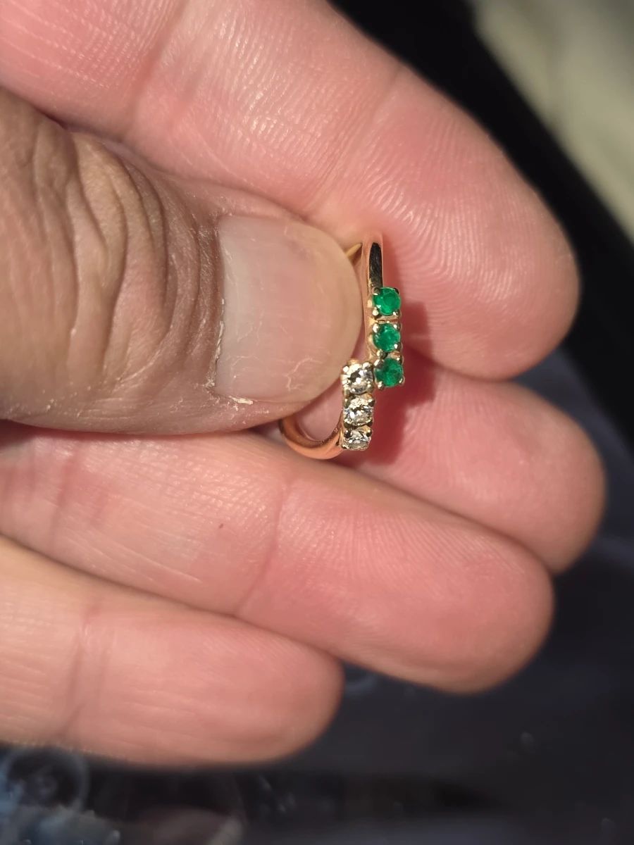 Estate Sale – 14K Gold Emerald & Diamond Ring Beautiful 14-karat gold ring featuring three emeralds and three sparkling diamonds in an elegant setting. Keywords: 14K Gold, Emerald Ring, Diamond Ring, Fine Jewelry, Solid Gold, Precious Gemstones, Vintage Jewelry, Estate Jewelry, Gold Ring, Collectibles.