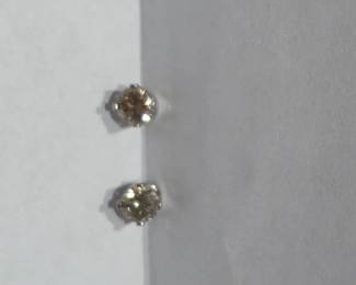 Estate Sale – 14K Gold Natural Diamond Stud Earrings Beautiful pair of 14-karat gold natural diamond stud earrings featuring round-cut diamonds, approximately 1.00 carat total weight (0.50 carat each). Classic, elegant fine jewelry. Keywords: Natural Diamonds, Diamond Stud Earrings, 14K Gold, 1 Carat Diamond Earrings, Round Brilliant Cut, Fine Jewelry, Estate Jewelry, Diamond Earrings, Gold Jewelry, Vintage Jewelry.