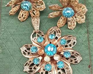 Vintage Floral Cutout Blue Pendant Earring Set